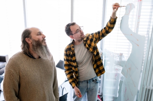 Seth Shipman and Alejandro González-Delgado discuss science at Gladstone Institutes
